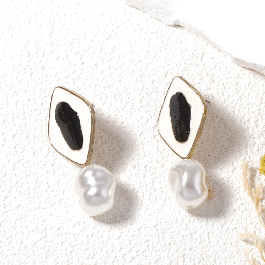 Stunning Pearl Earring for Daily Wear