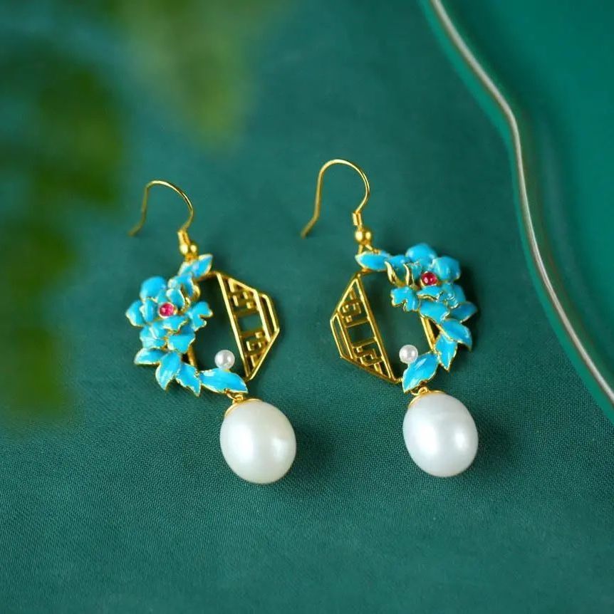Elegant Silver Earring for Every Occasion