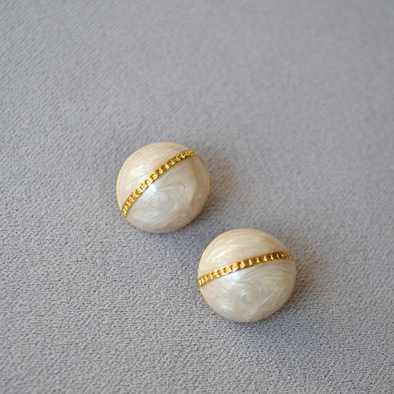 Romantic Gold Earring for Special Moments