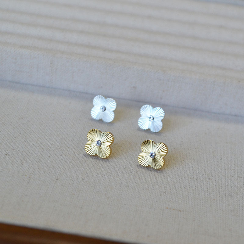 Romantic Gold Earring for Special Moments