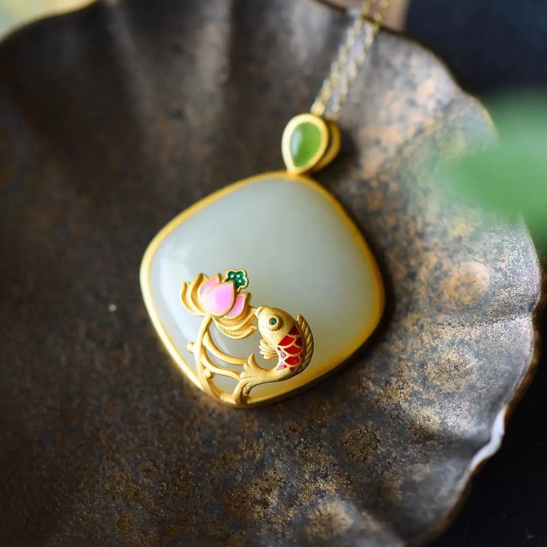 Beautiful Silver Necklace with Unique Style