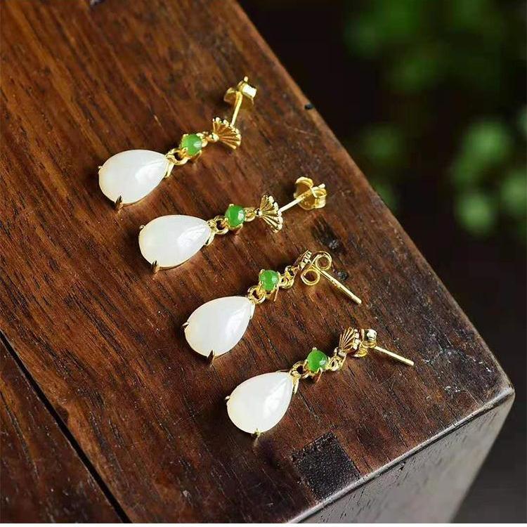 Classic Gold Earring with Timeless Appeal