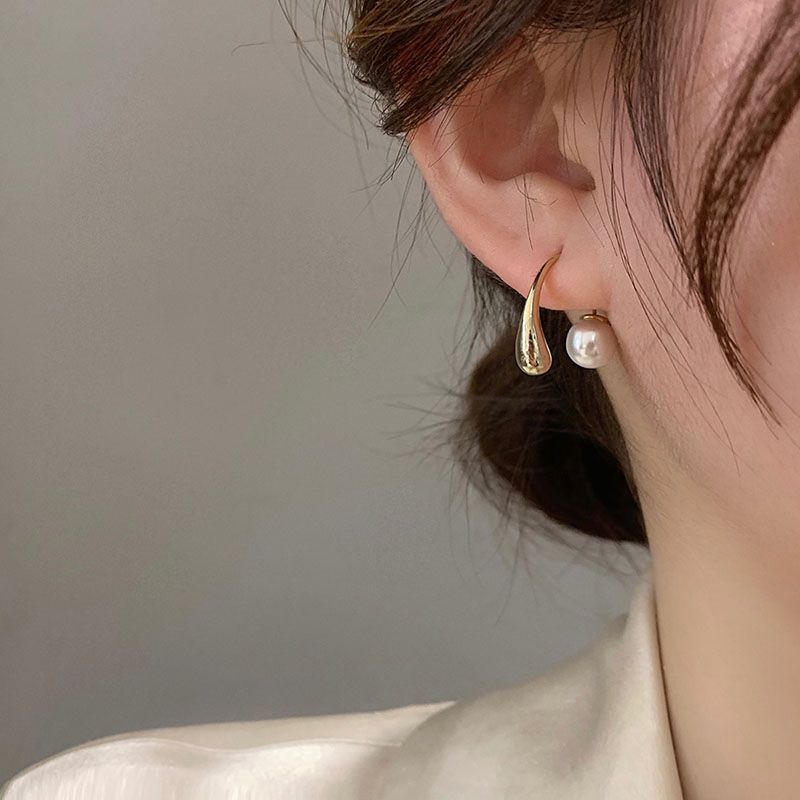 Classic Pearl Earring with Timeless Appeal