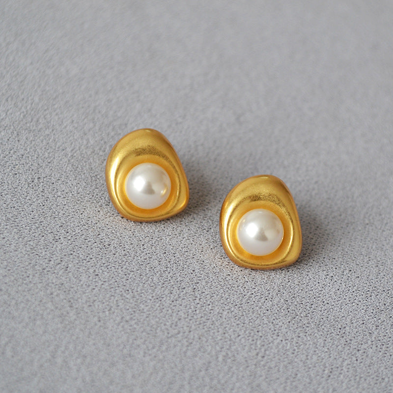 Charming Gold Earring for Any Occasion