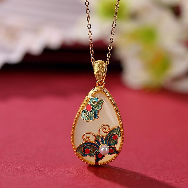 Classic Gold Pendant with Timeless Appeal