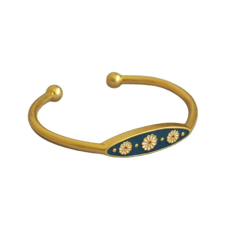 Classic Gold Ring with Timeless Appeal