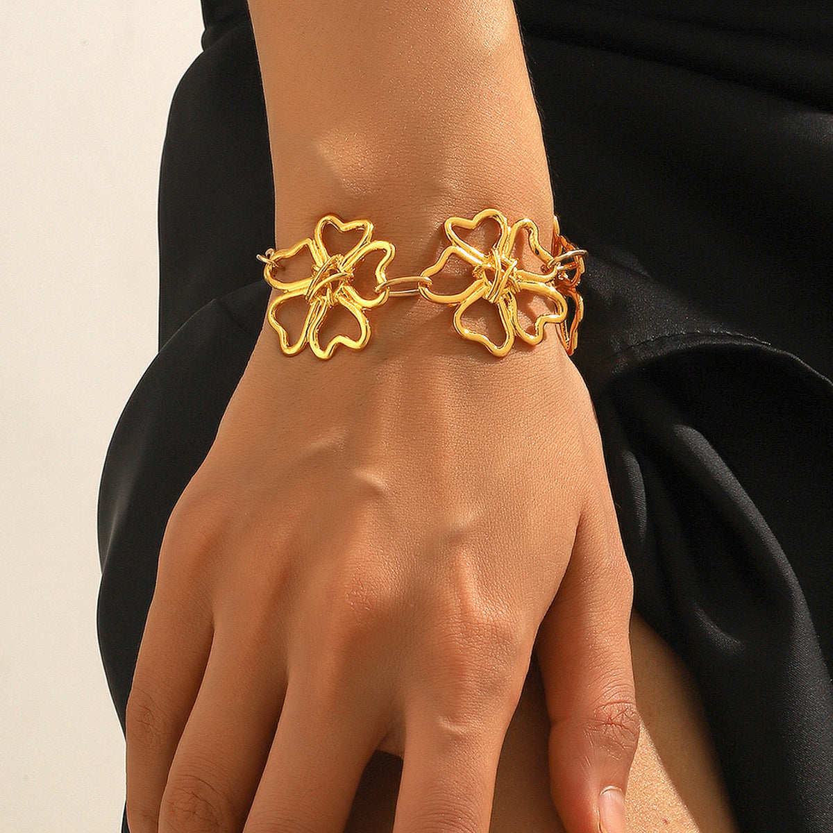 Romantic Gold Bracelet for Special Moments