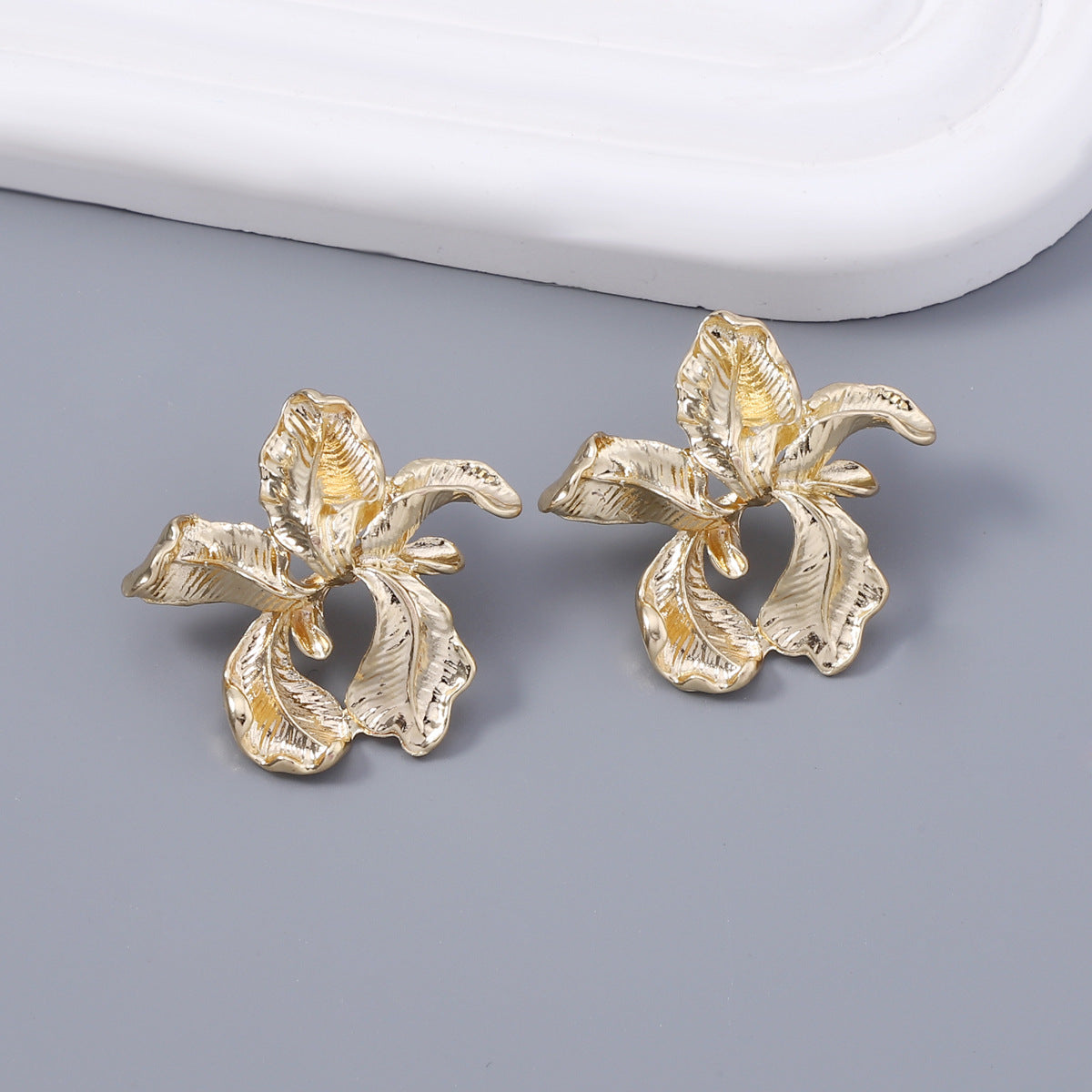Charming Gold Earring for Any Occasion