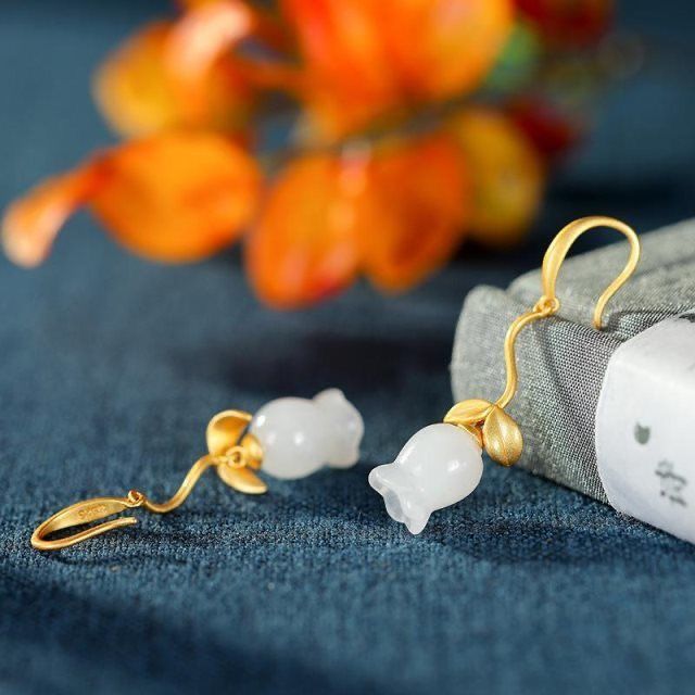 Romantic Silver Earring for Special Moments