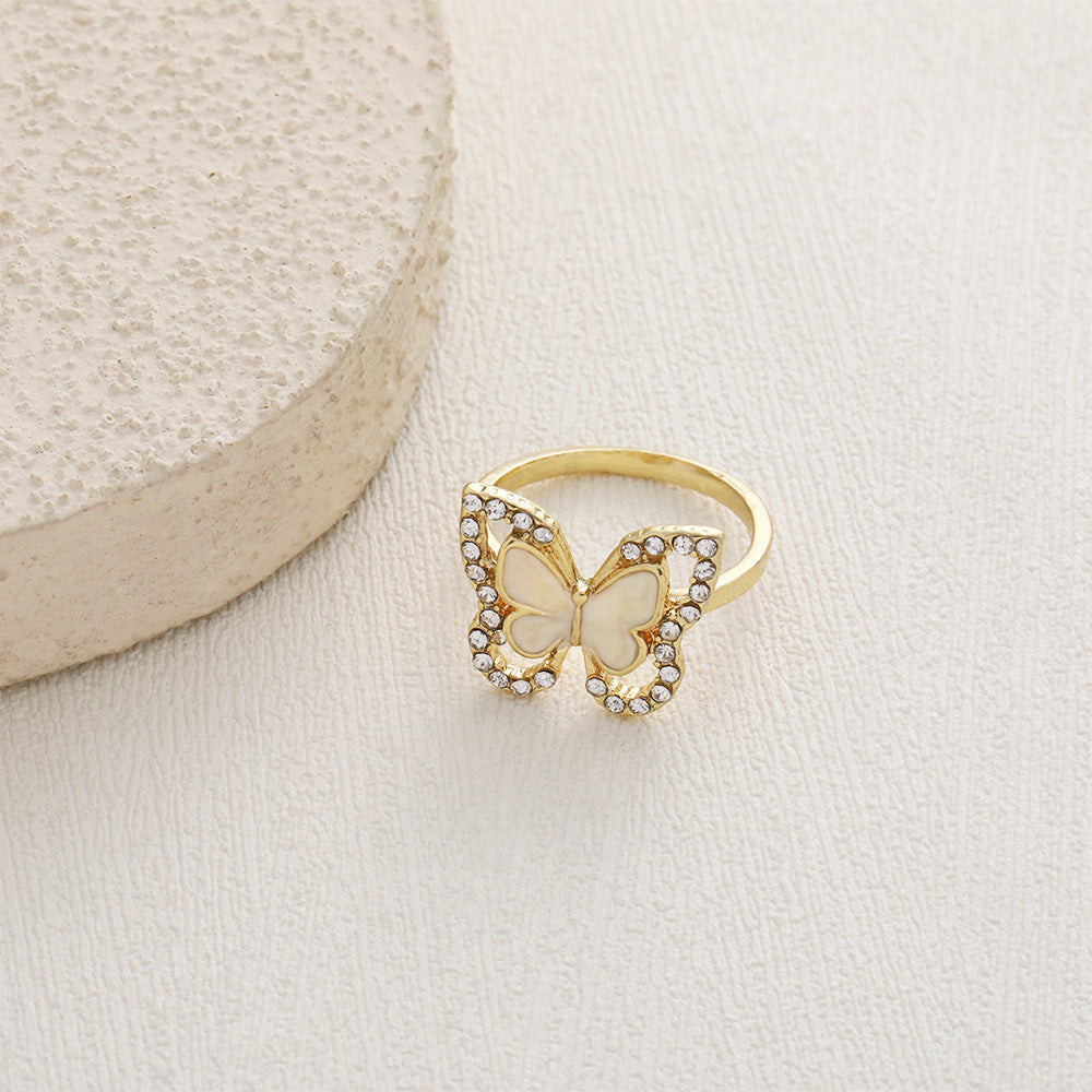 Classic Gold Ring with Timeless Appeal