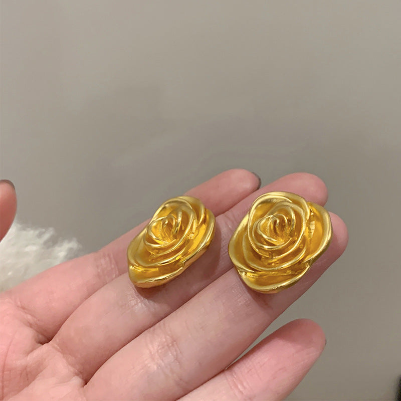 Romantic Gold Earring for Special Moments