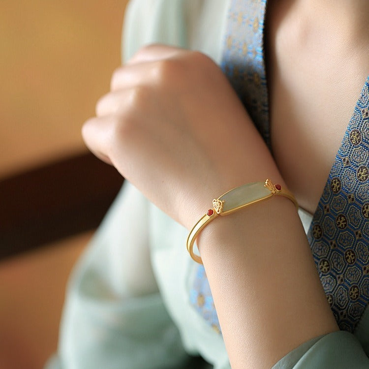 Romantic Gold Bracelet for Special Moments
