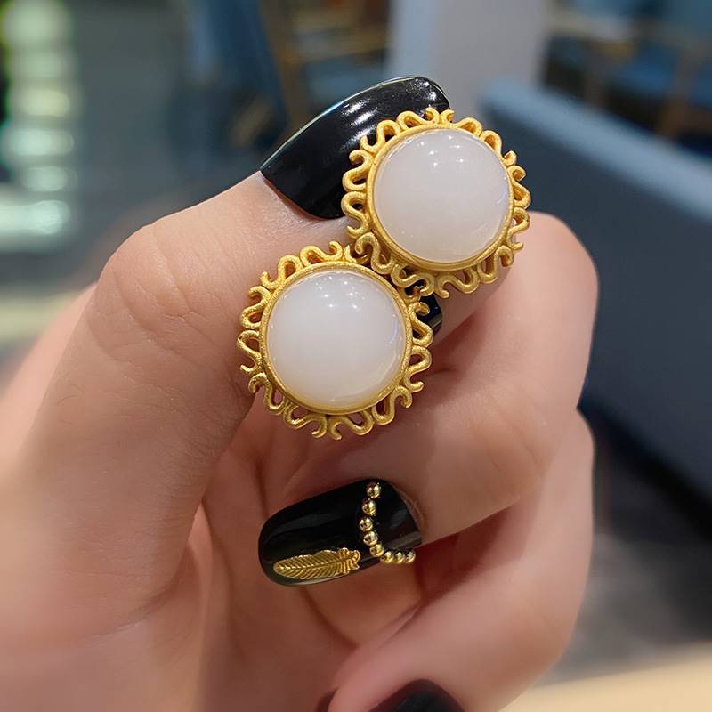 Classic Gold Earring with Timeless Appeal