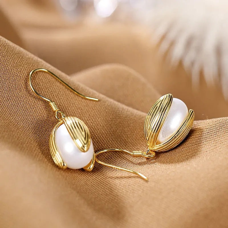 Classic Gold Earring with Timeless Appeal