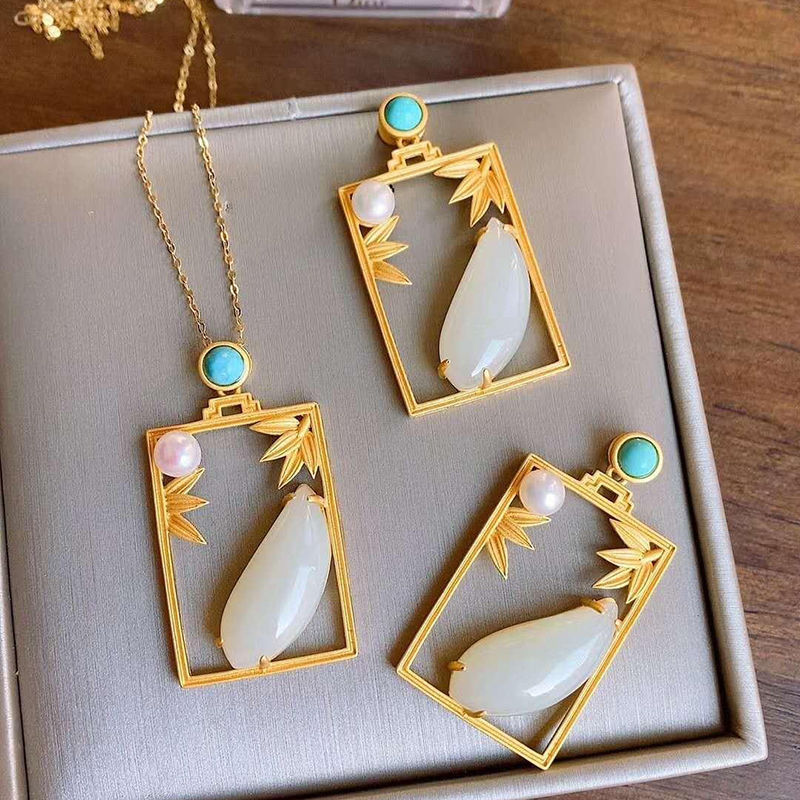 Classic Silver Necklace with Timeless Appeal