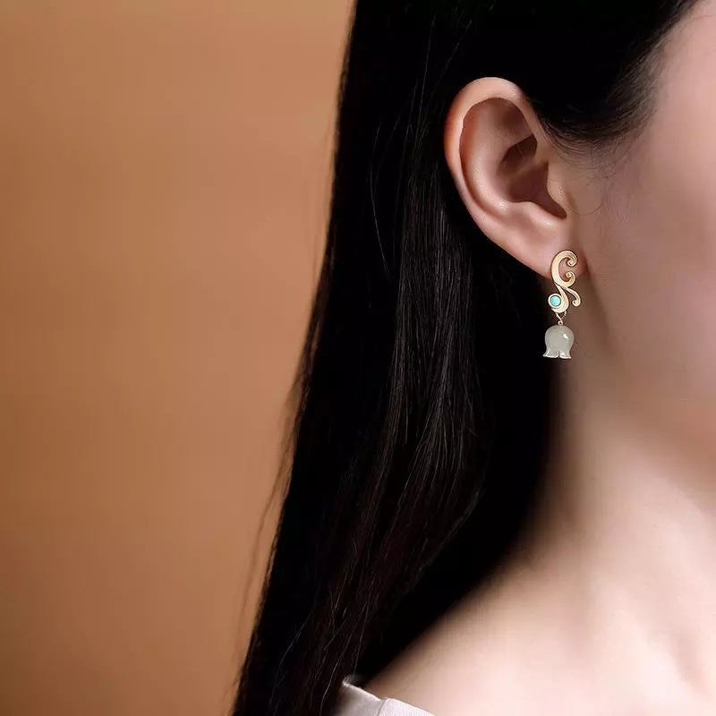 Charming Gold Earring for Any Occasion