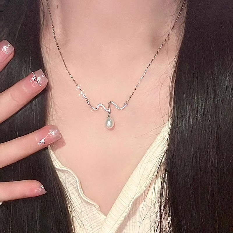 Classic Pearl Necklace with Timeless Appeal