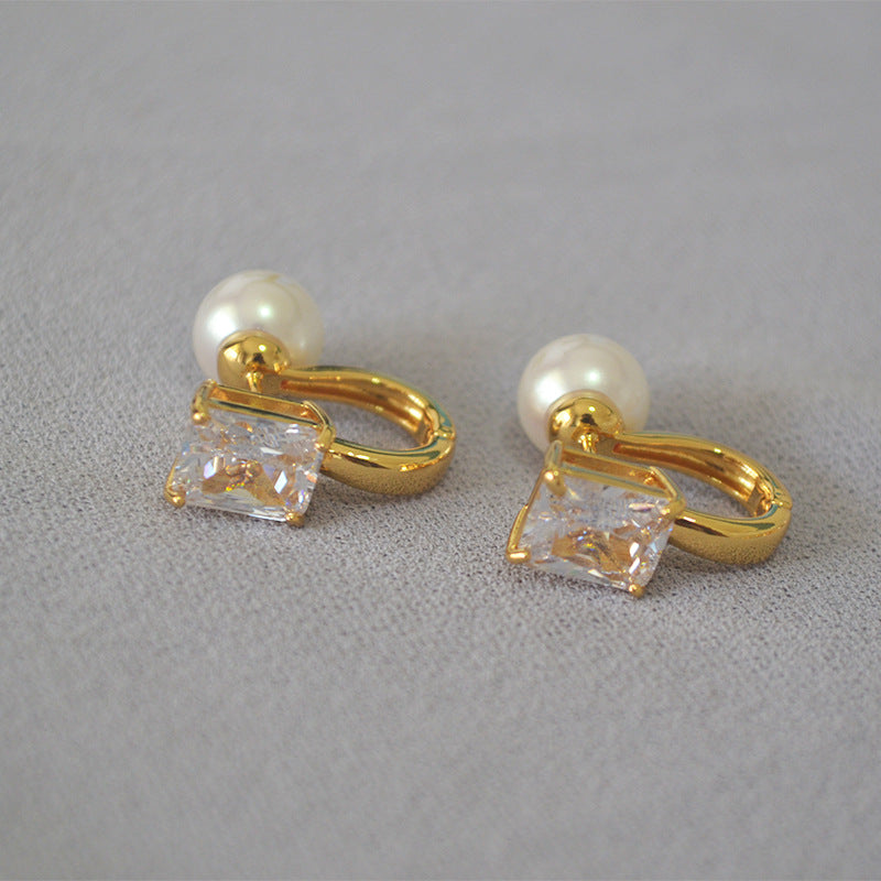 Charming Gold Earring for Any Occasion