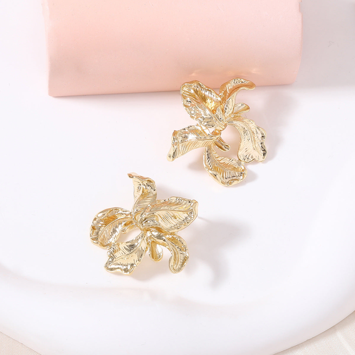 Charming Gold Earring for Any Occasion