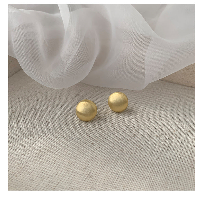 Classic Gold Earring with Timeless Appeal