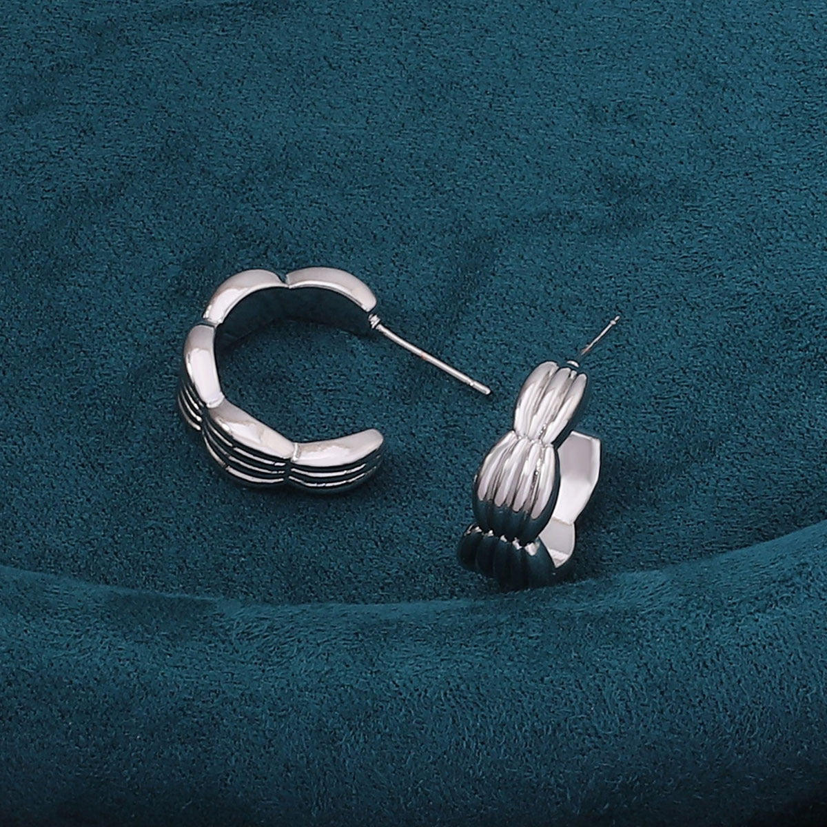 Charming Gold Earring for Any Occasion