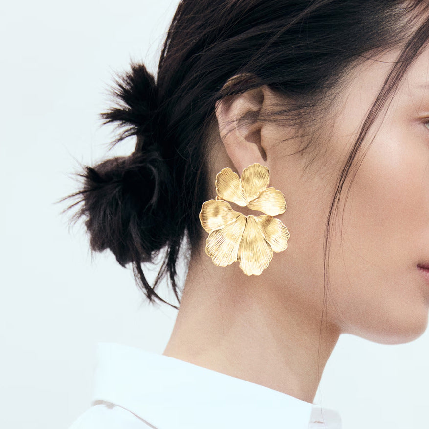 Romantic Gold Earring for Special Moments