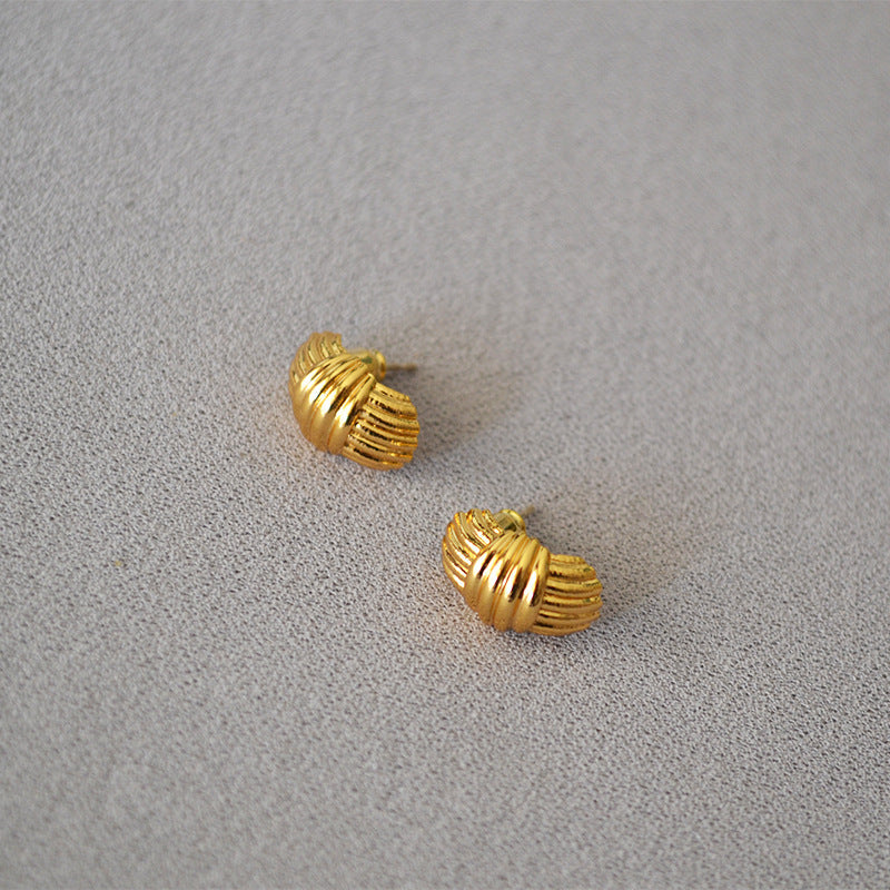 Romantic Gold Earring for Special Moments