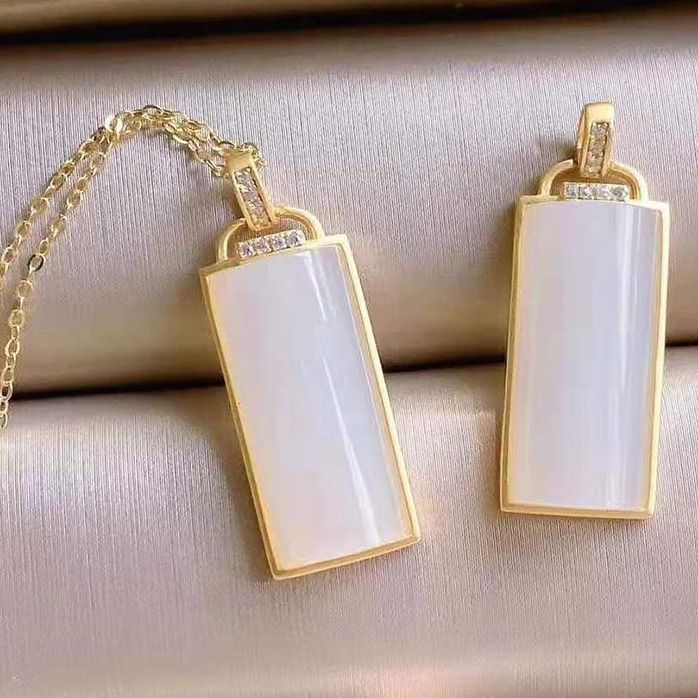 Beautiful Silver Necklace with Unique Style