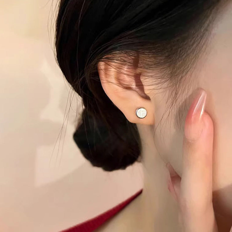 Charming Earring for Any Occasion