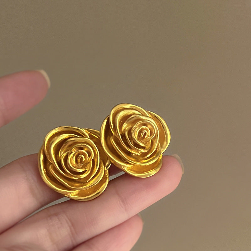 Romantic Gold Earring for Special Moments