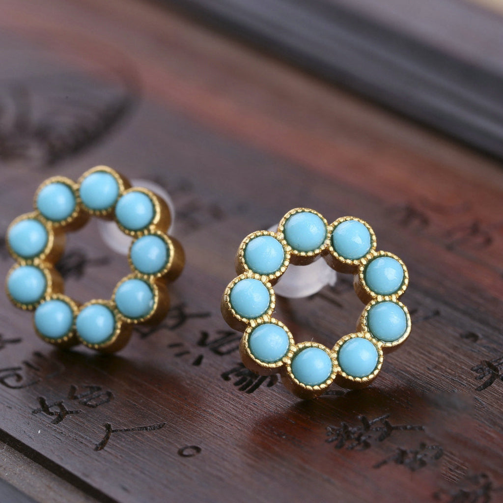 Beautiful Gold Earring with Unique Style