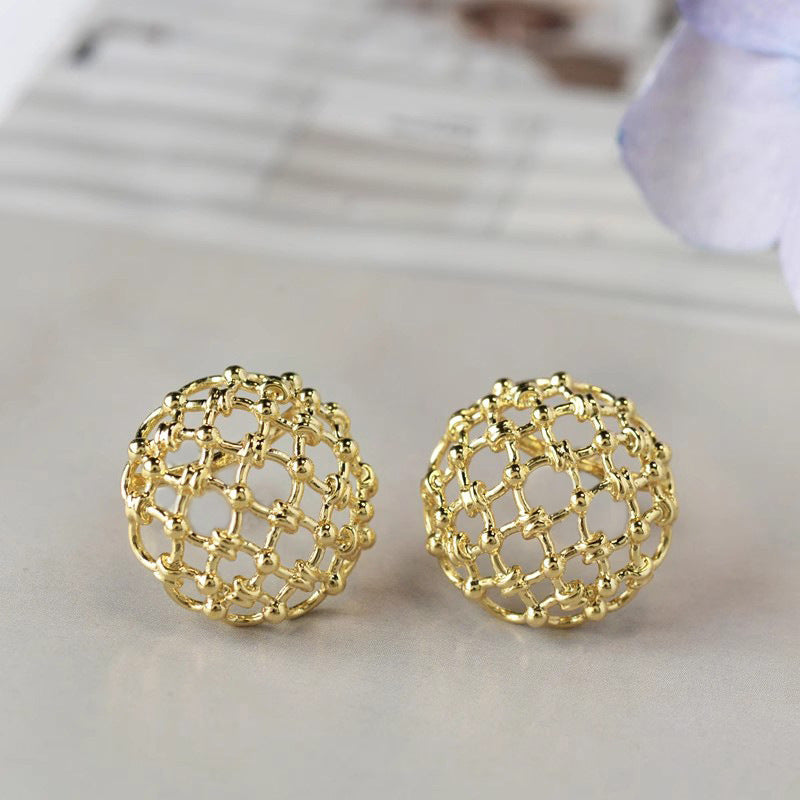 Charming Gold Earring for Any Occasion