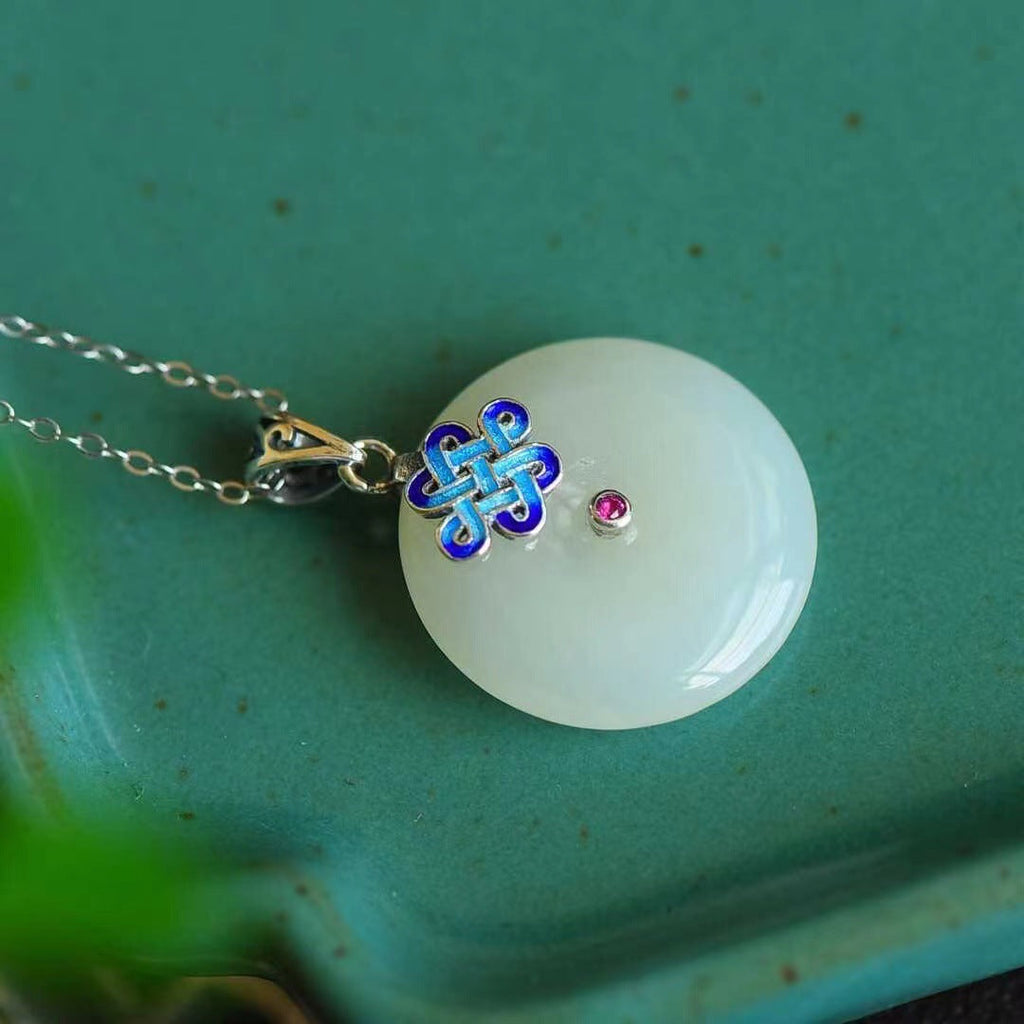 Classic Silver Necklace with Timeless Appeal