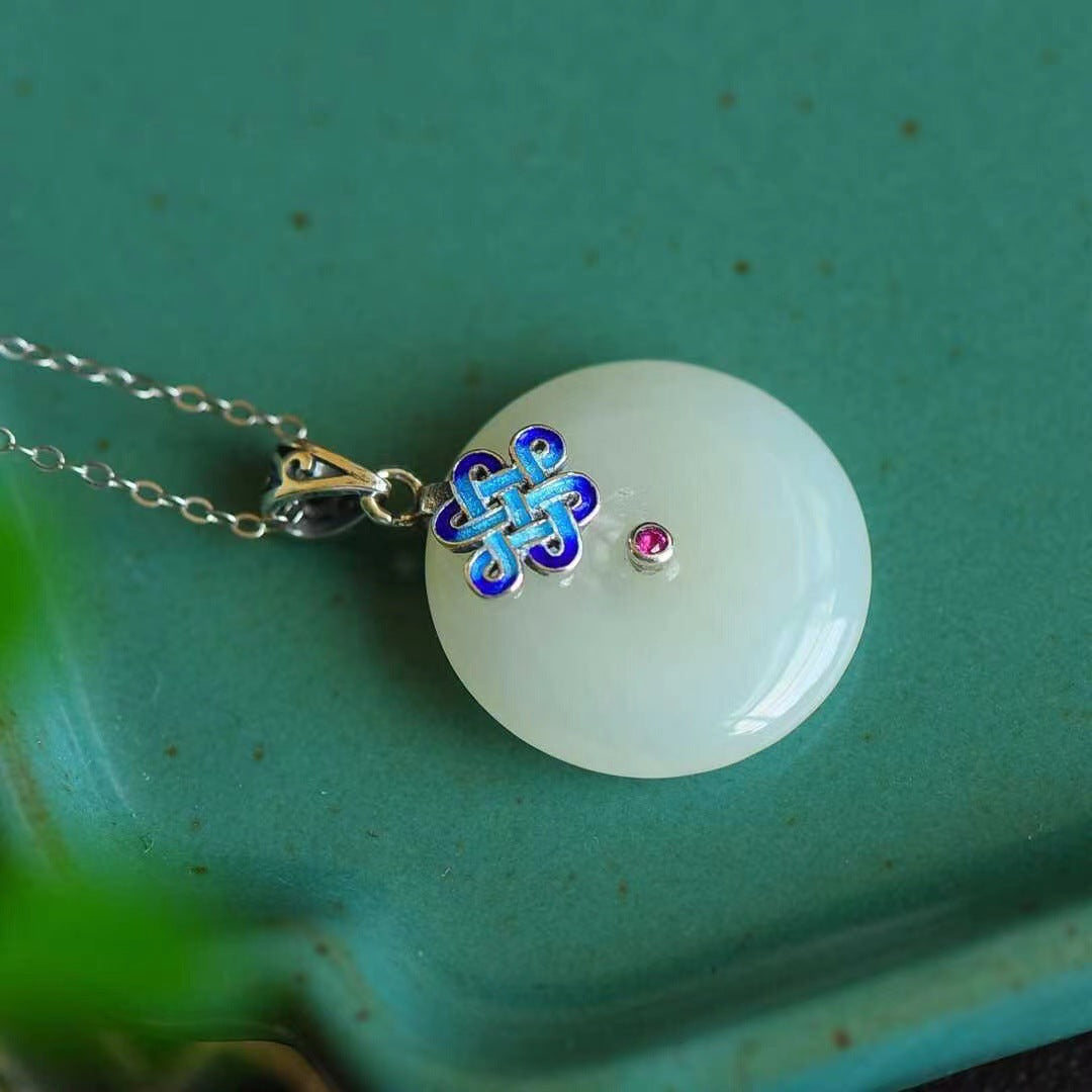 Classic Silver Necklace with Timeless Appeal