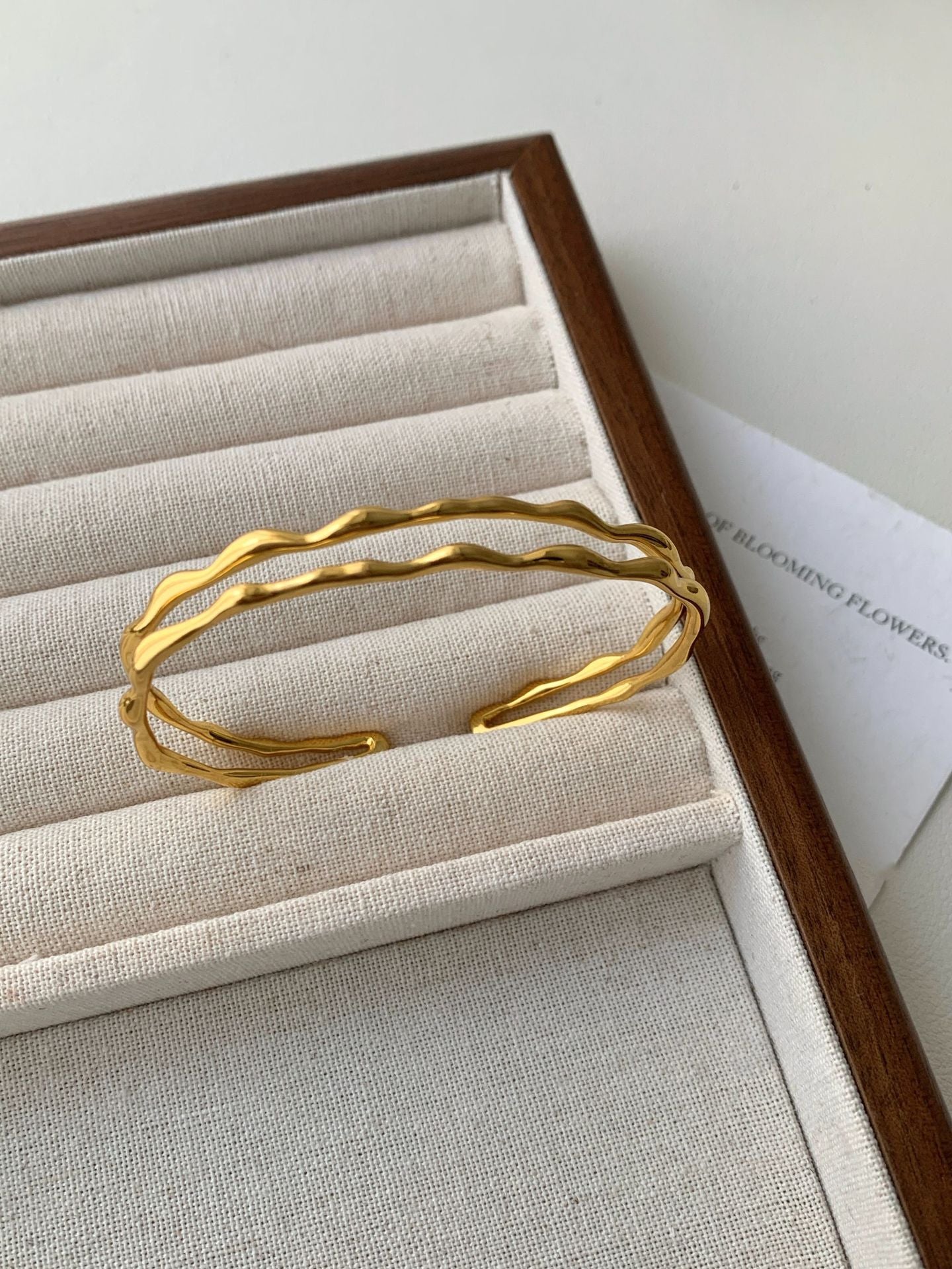 Romantic Gold Bracelet for Special Moments