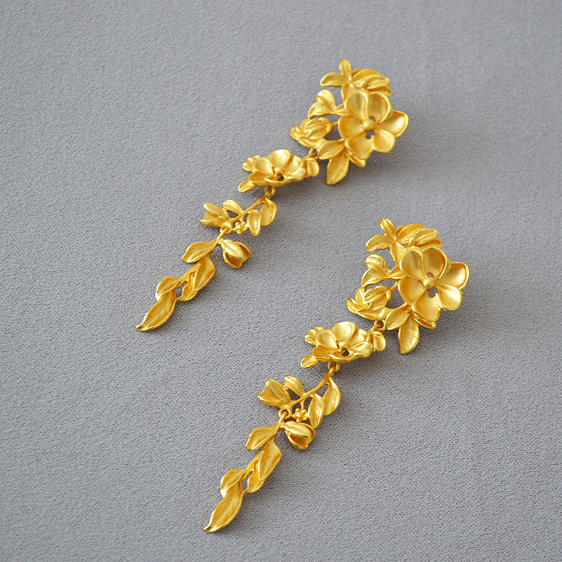 Classic Gold Earring with Timeless Appeal