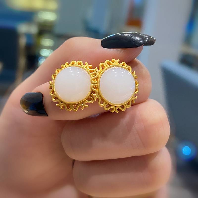 Classic Gold Earring with Timeless Appeal