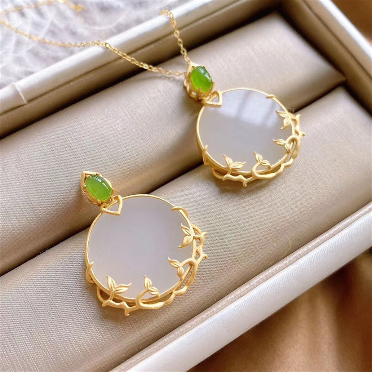 Romantic Gold Necklace for Special Moments