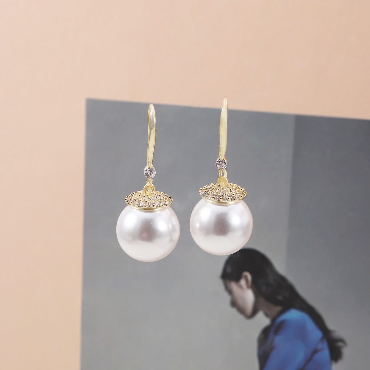 Classic Pearl Piece with Timeless Appeal