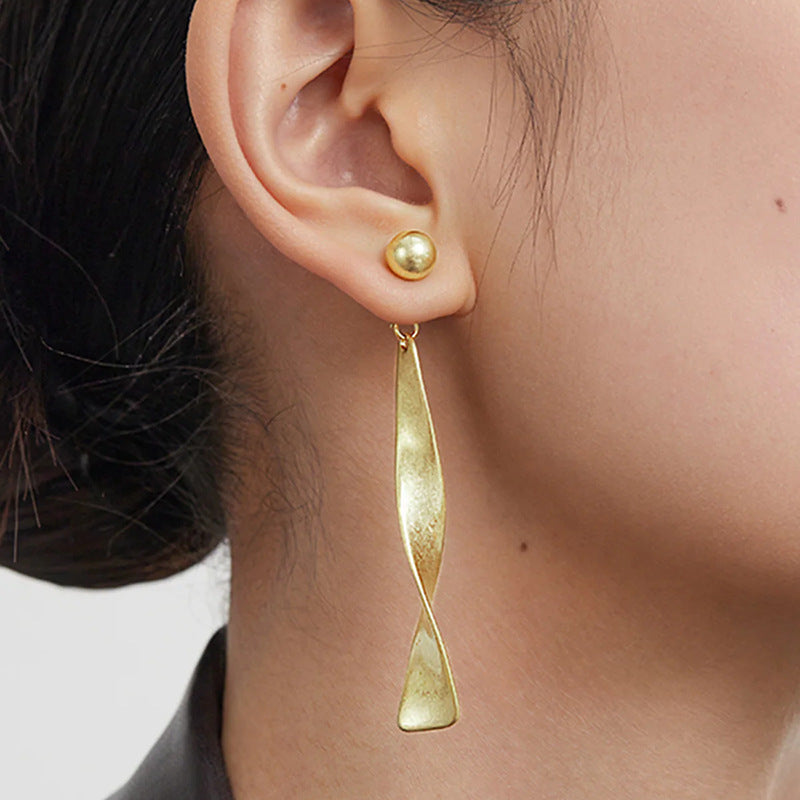 Romantic Gold Earring for Special Moments