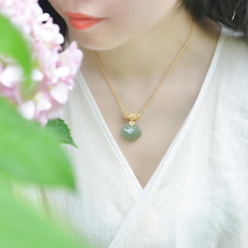 Romantic Gold Necklace for Special Moments