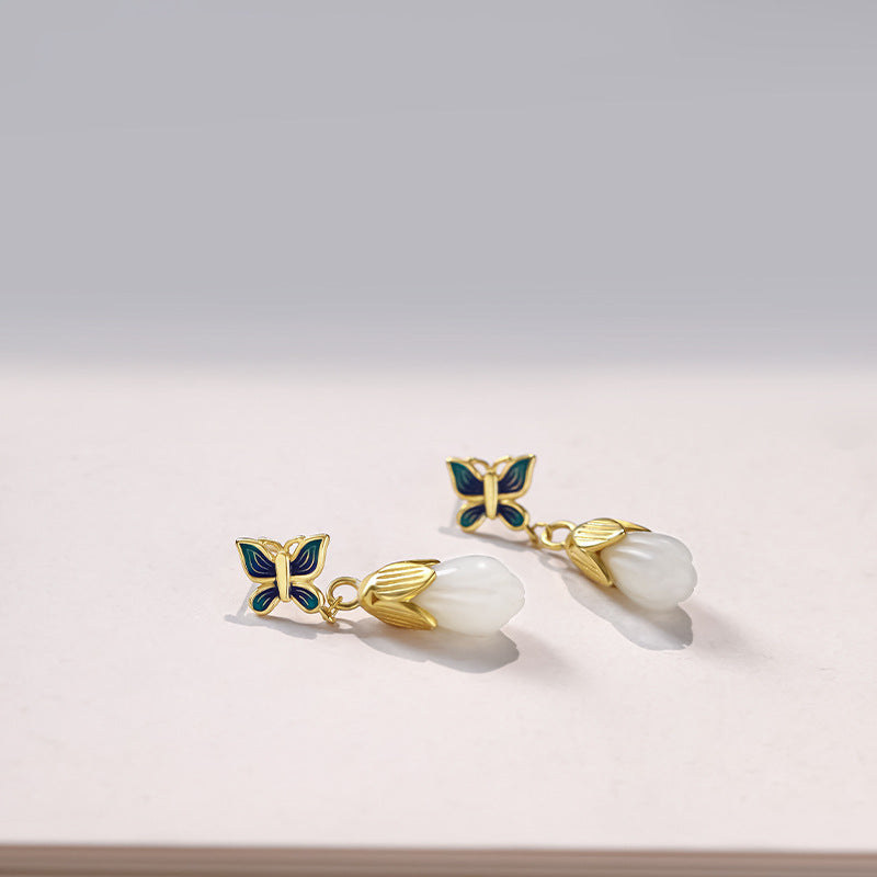 Charming Silver Earring for Any Occasion