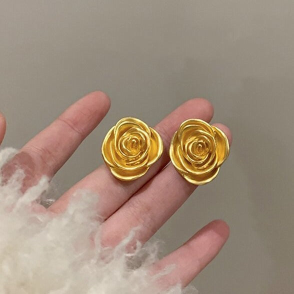 Romantic Gold Earring for Special Moments