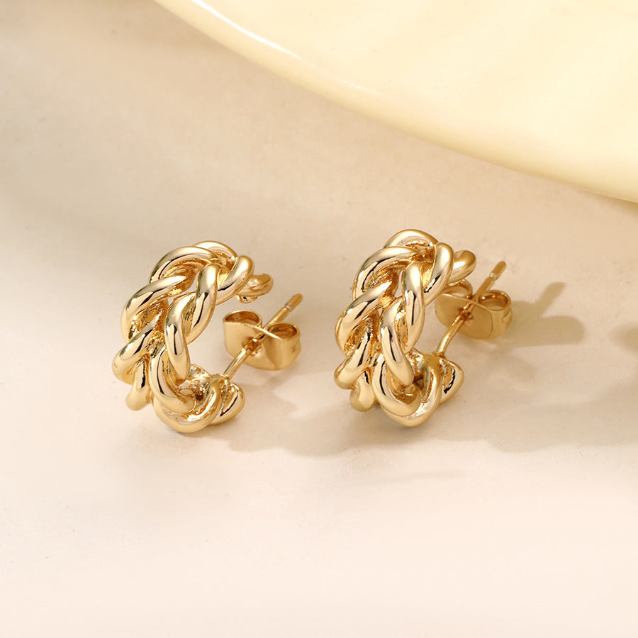 Romantic Gold Earring for Special Moments