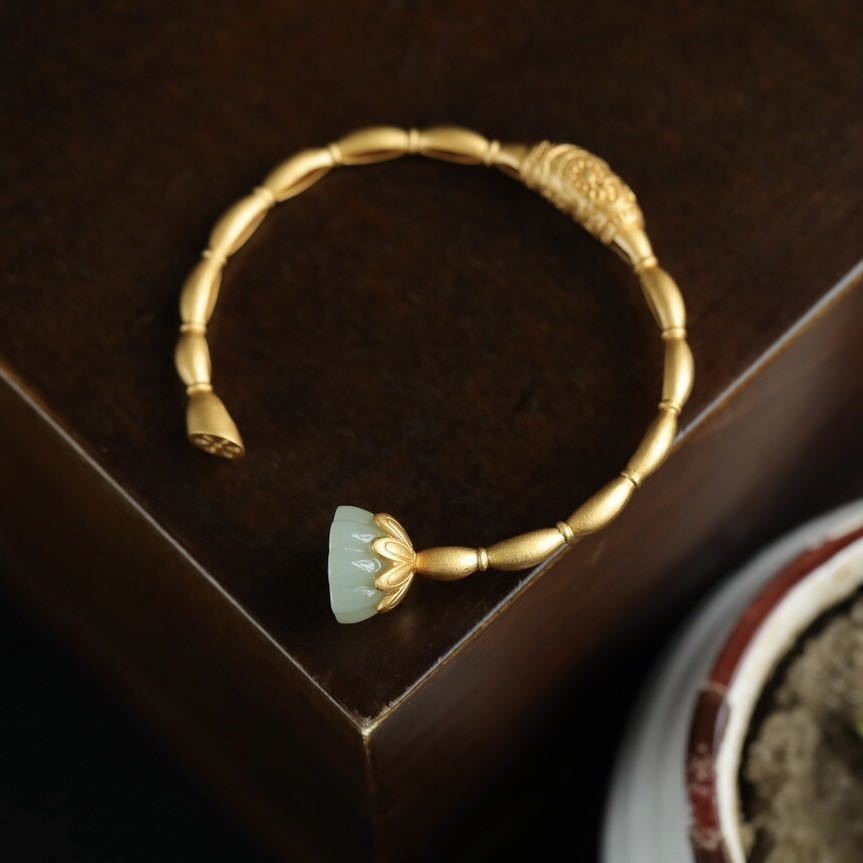 Romantic Gold Bracelet for Special Moments