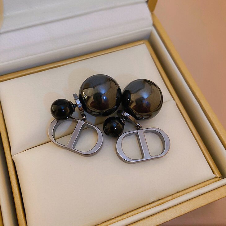 Classic Pearl Earring with Timeless Appeal