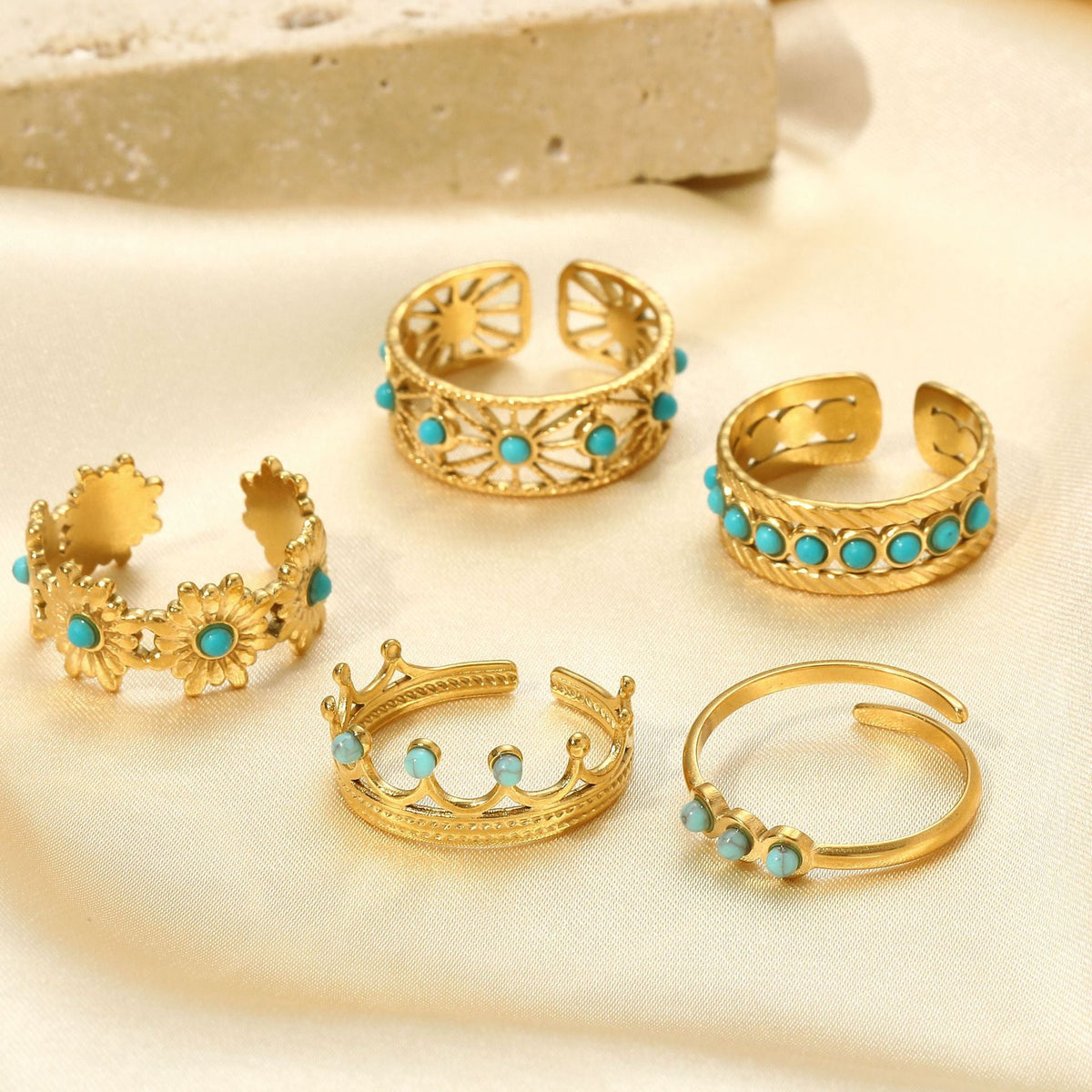 Romantic Gold Bracelet for Special Moments
