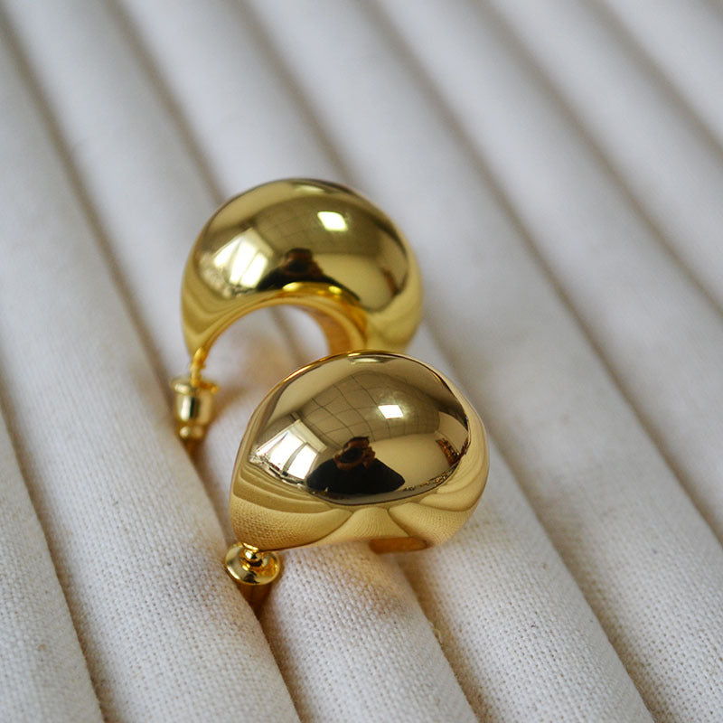 Classic Gold Earring with Timeless Appeal