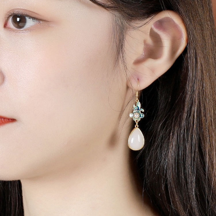 Charming Gold Earring for Any Occasion