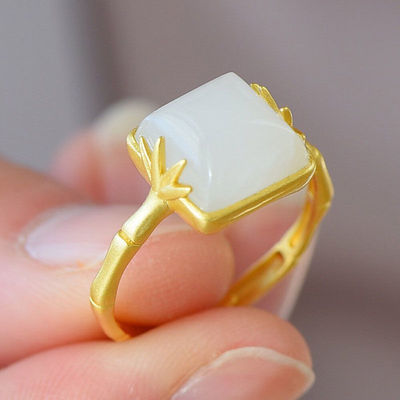 Classic Gold Ring with Timeless Appeal